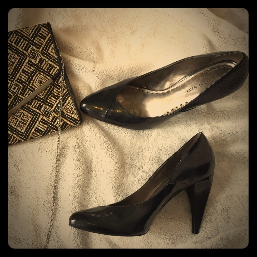 Gianni Bini black faux snakeskin pumps